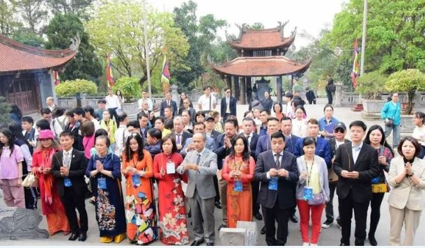 Overseas Vietnamese offer incense to Hung Kings in Phu Tho Province